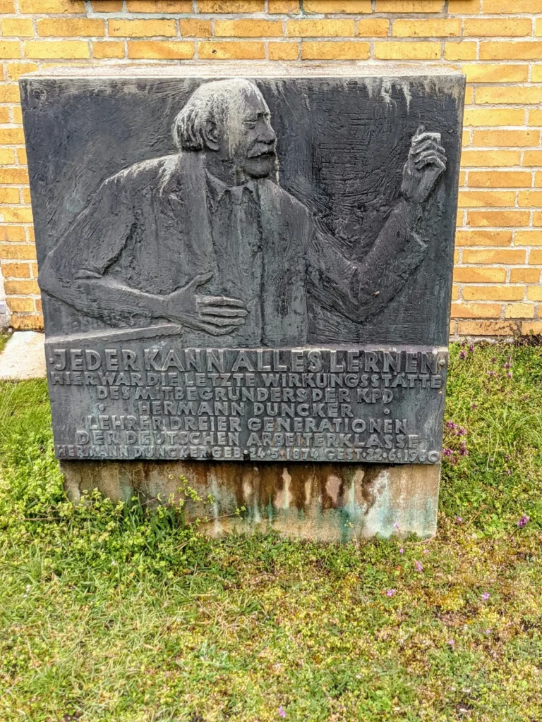 Gedenkrelief mit Inschrift an der Bundesschule in Bernau-Waldfrieden