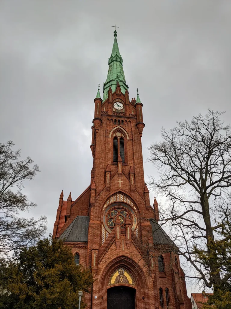 Neugotische Herz-Jesu-Kirche in Bernau mit grünem Turmhelm