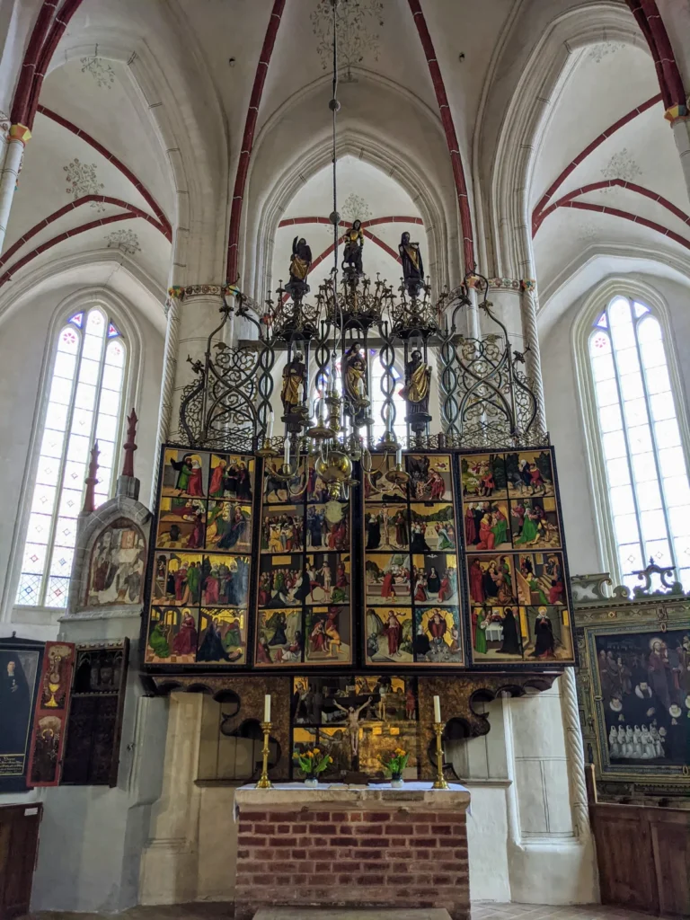 Mittelalterlicher Flügelaltar mit bemalten Tafeln in der St.-Marien-Kirche Bernau