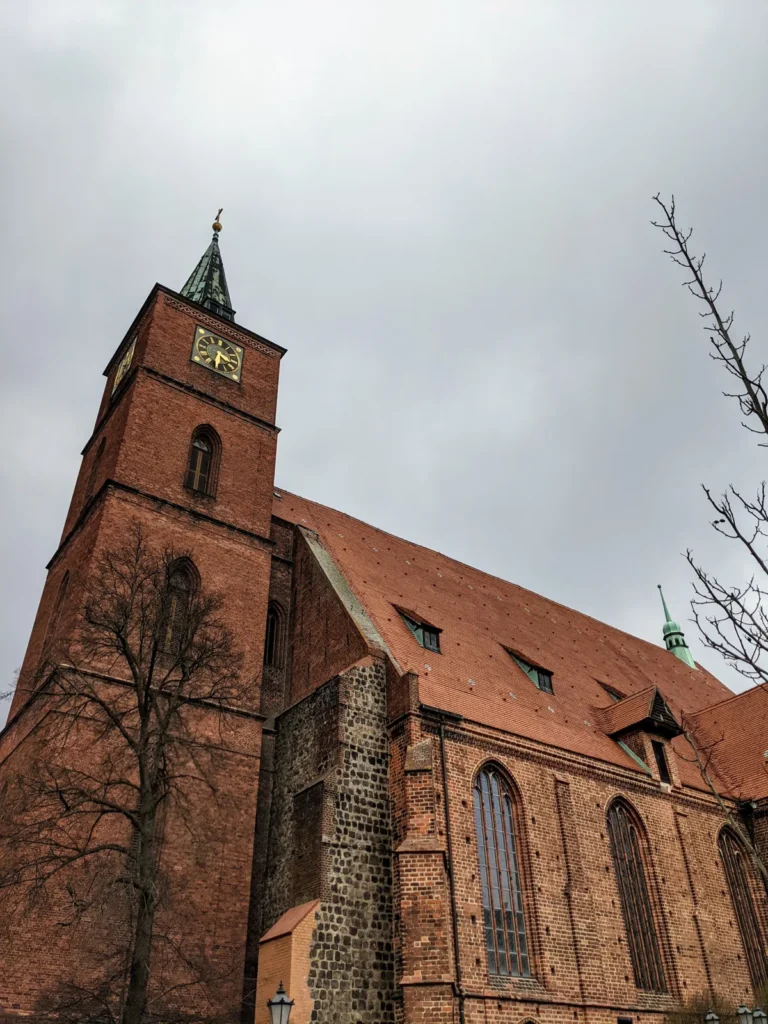St.-Marien-Kirche in Bernau mit Backsteinturm und hohem Dach