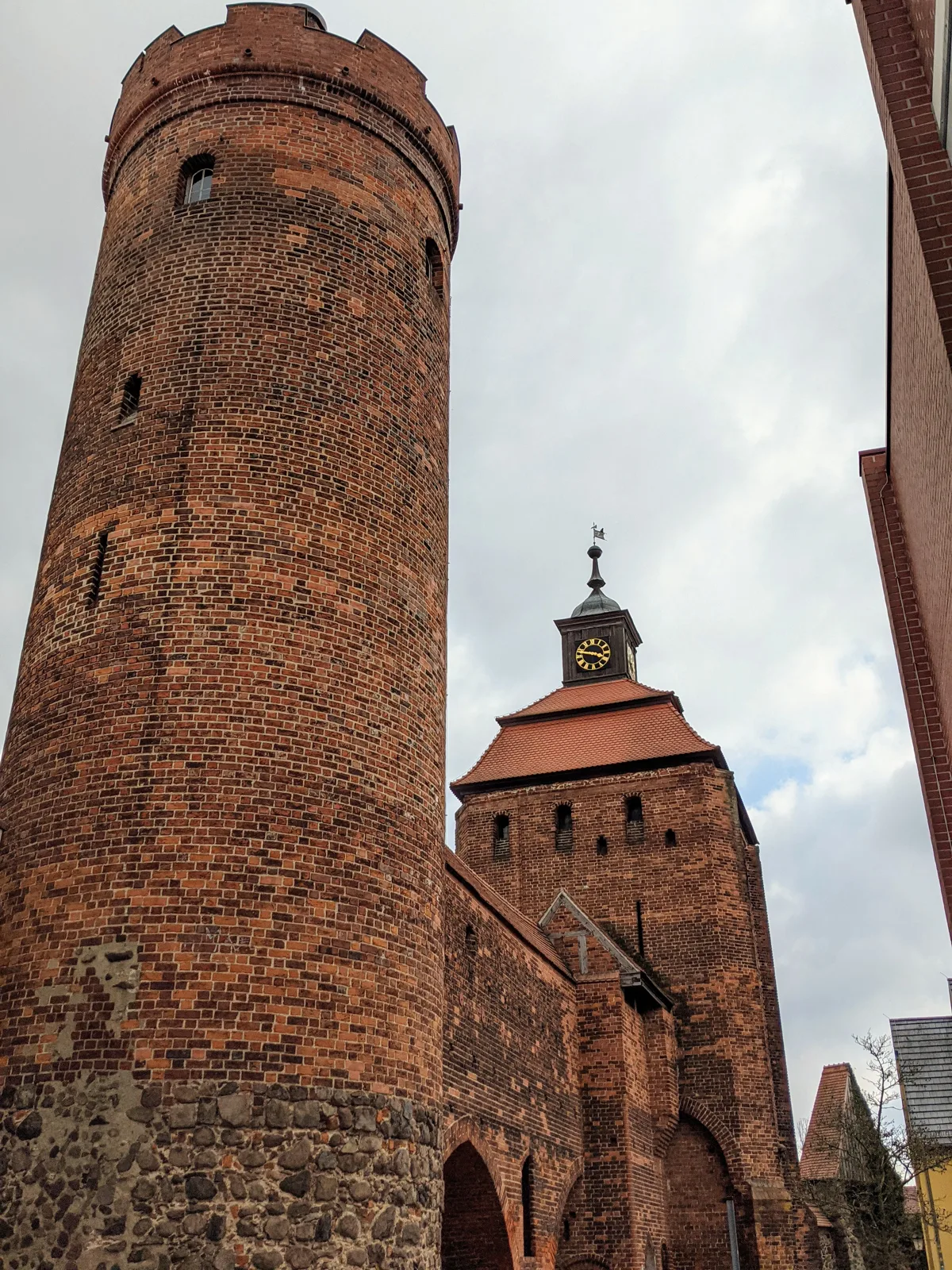 Runder Backsteinturm und Torturm des Steintors in Bernau