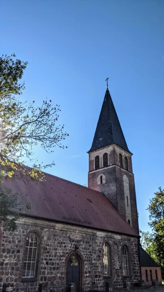 Gnadenkirche Biesdorf, Dorfkirche mit Feldsteinschiff und Backsteinturm mit Spitzhelm am Anger