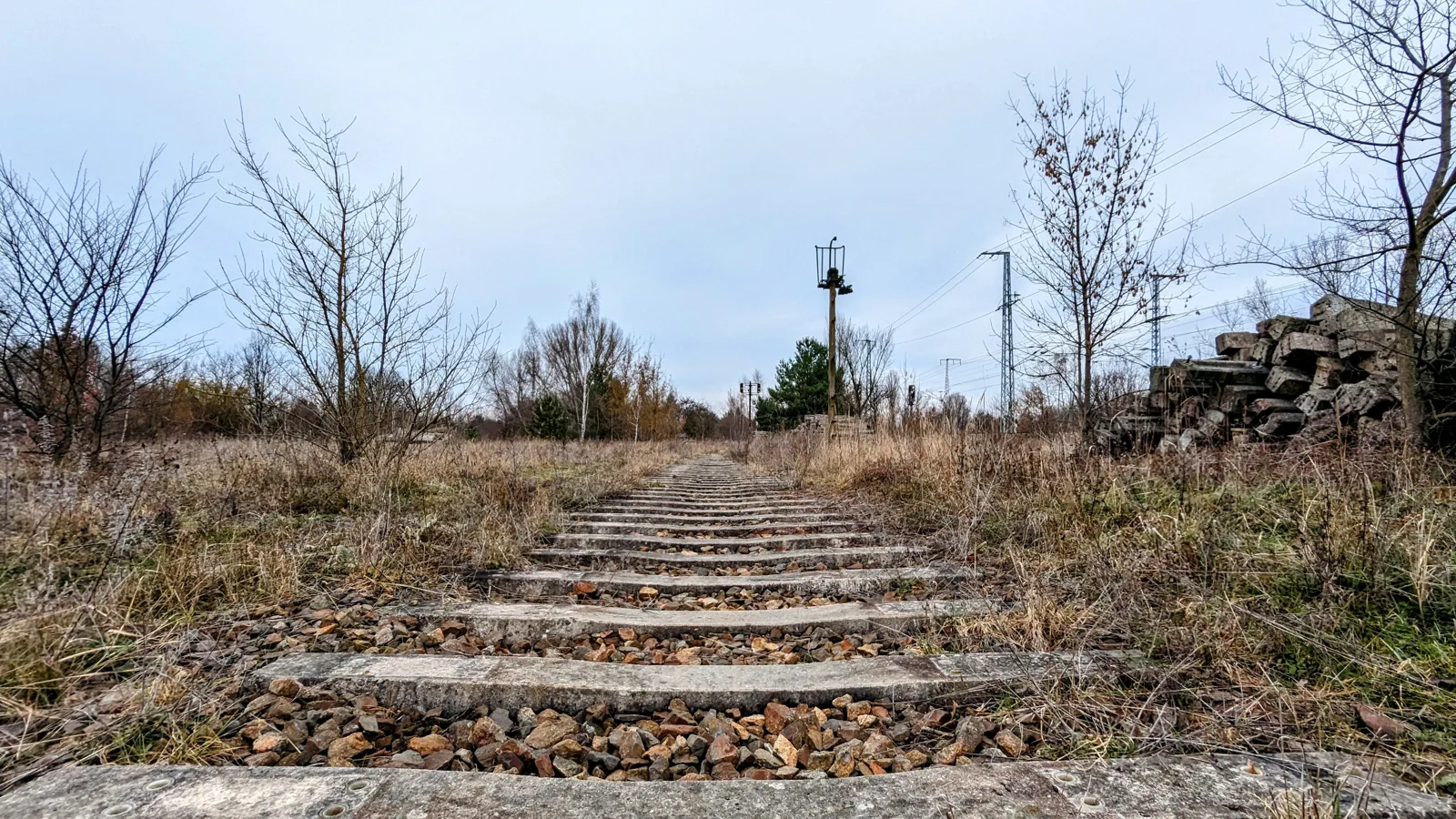 Betonschwellen und ein Lichtsignal auf der Trasse des früheren Rangierbahnhofs