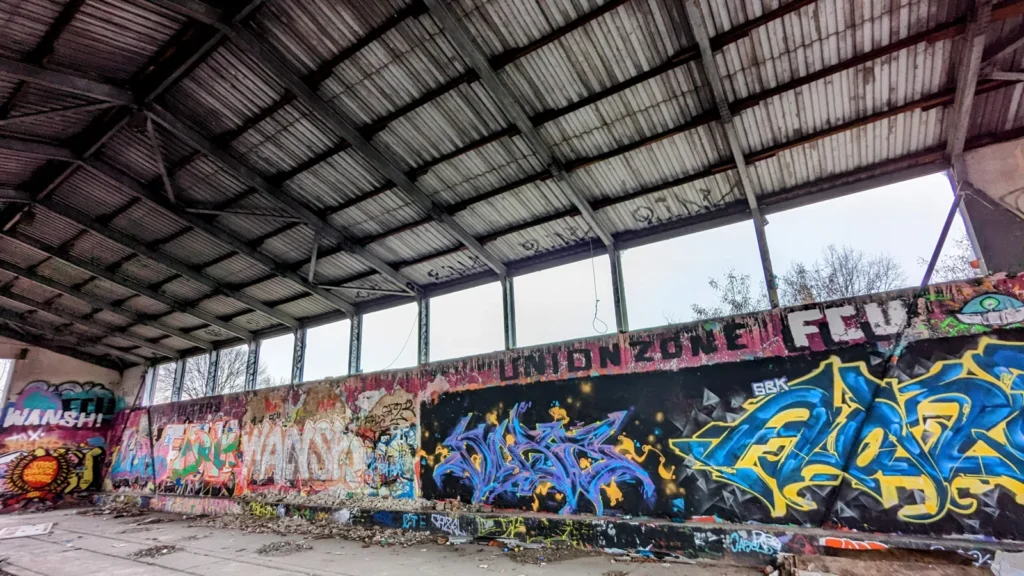 Halle mit Graffiti am Rand des Biesenhorster Sands