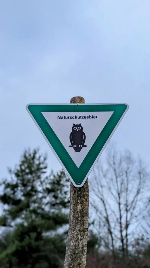 Schild Naturschutzgebiet Biesenhorster Sand mit Eulensymbol