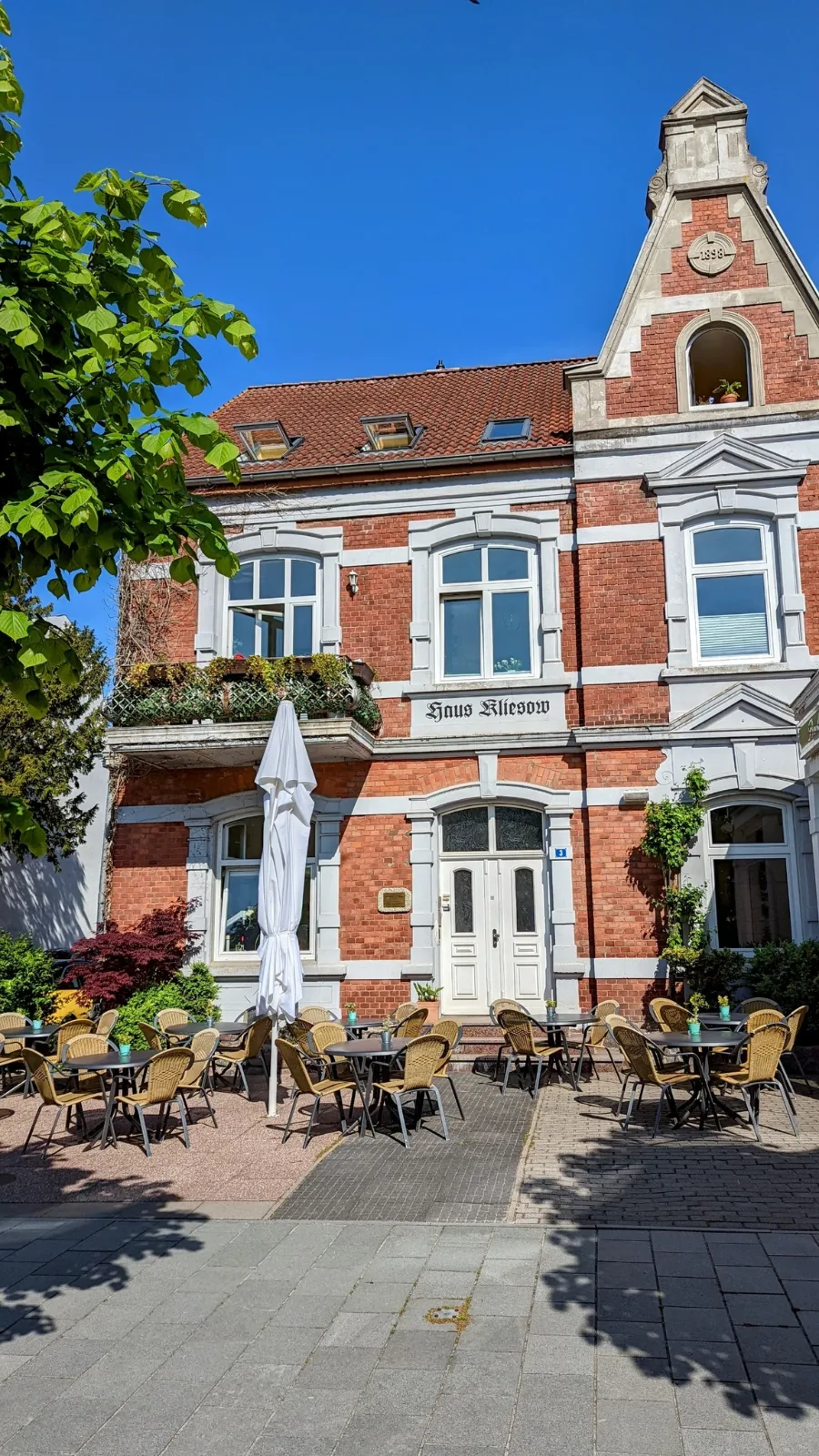 Backsteinhaus mit Giebel und Terrasse in Binz auf Rügen