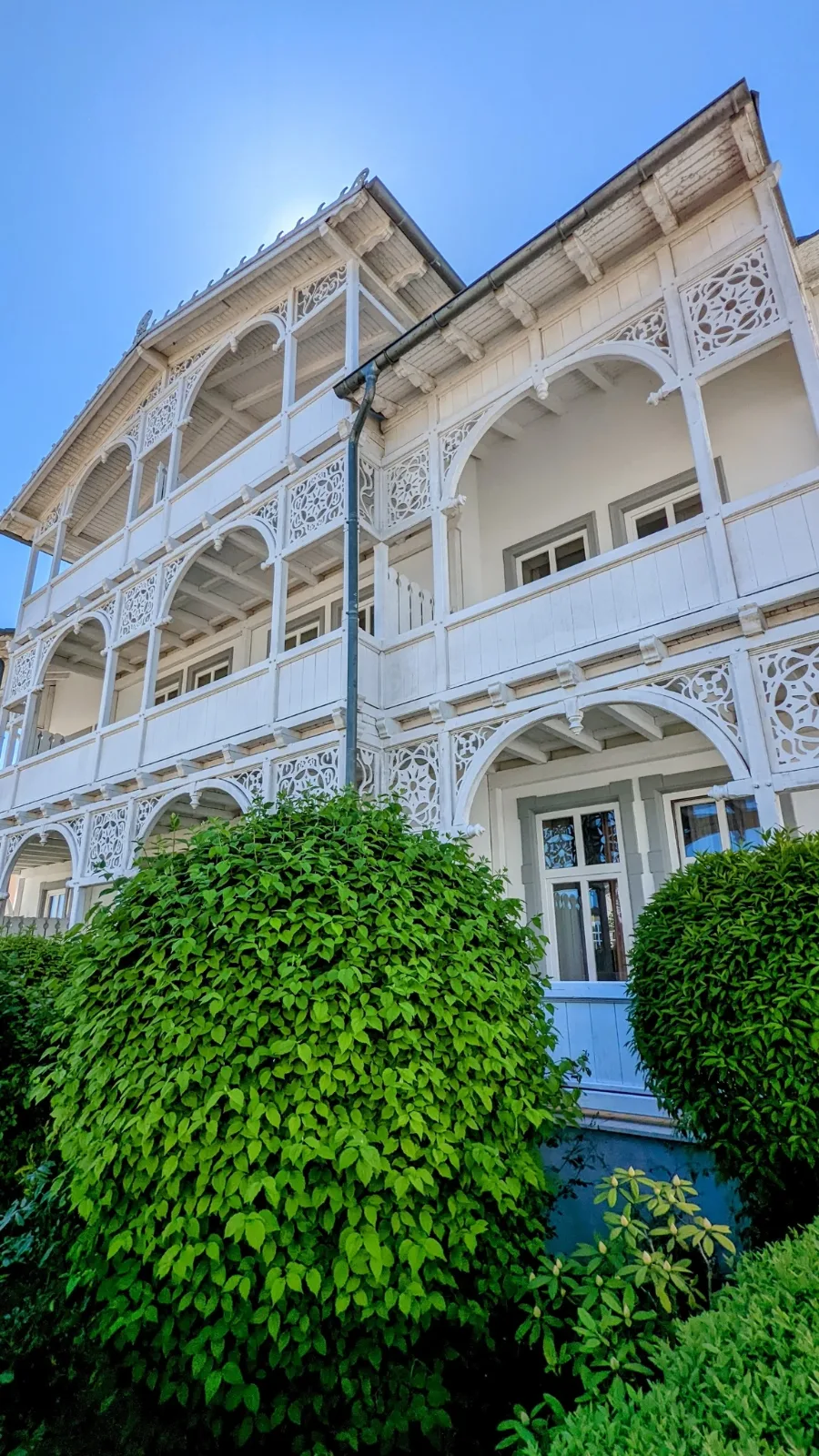 Bädervilla mit Holzveranda und Balkonen in Baabe auf Rügen