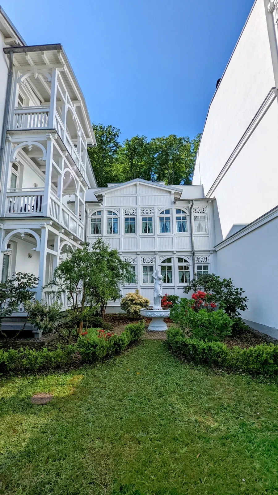 Weiße Bädervilla mit Veranda in Binz auf Rügen