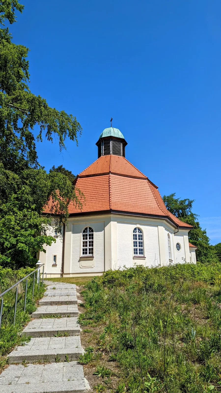 Achteckige Gnadenkirche auf einem Hügel in Sellin auf Rügen
