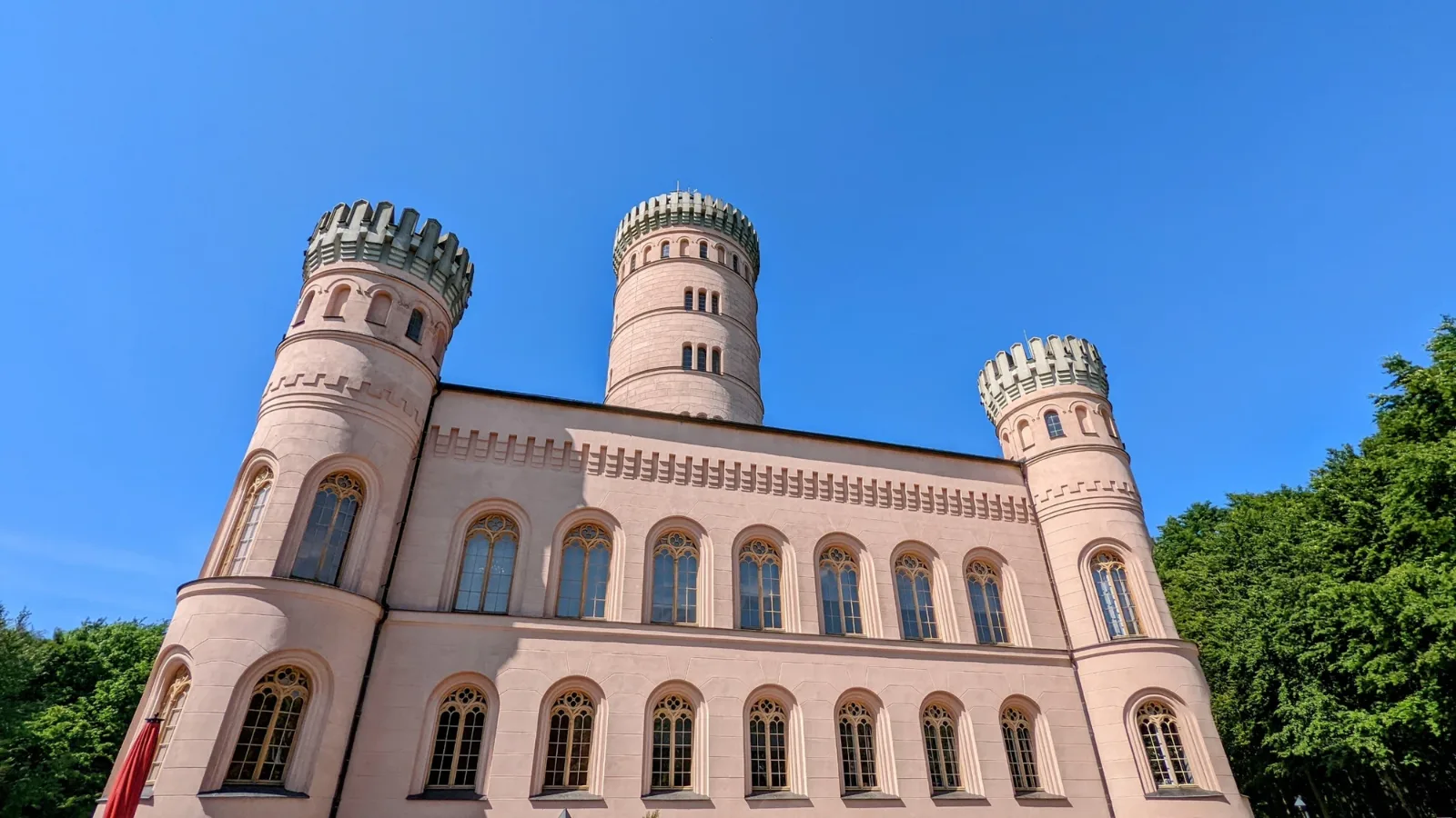 Jagdschloss Granitz mit runden Ecktürmen auf dem Tempelberg bei Binz auf Rügen