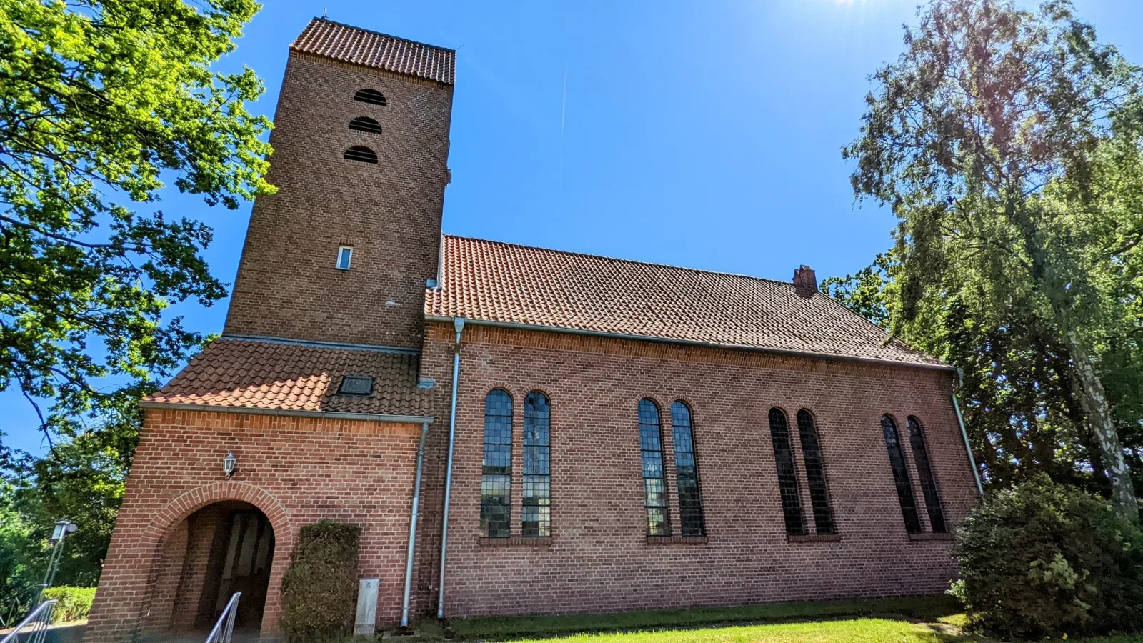 Backsteinkirche mit Turm und schmalen Fenstern in Baabe auf Rügen