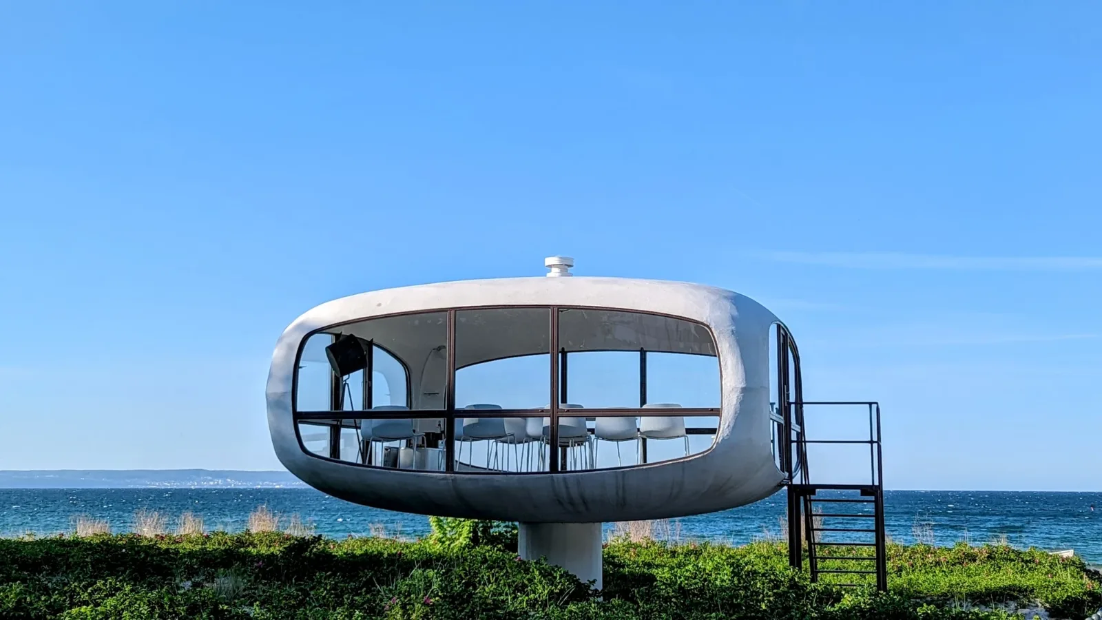 Müther-Rettungsturm in Form einer Muschel am Strand von Binz auf Rügen