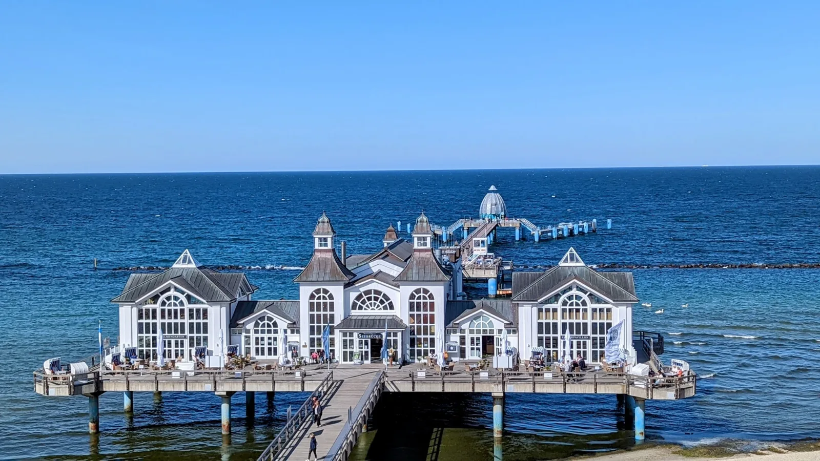 Seebrücke Sellin mit dem weißen Brückenhaus auf Rügen