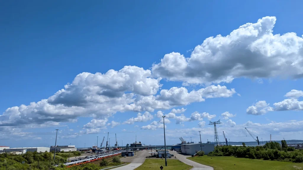 Blick auf den Fährhafen Mukran mit Gleisen, Kränen und Hallen