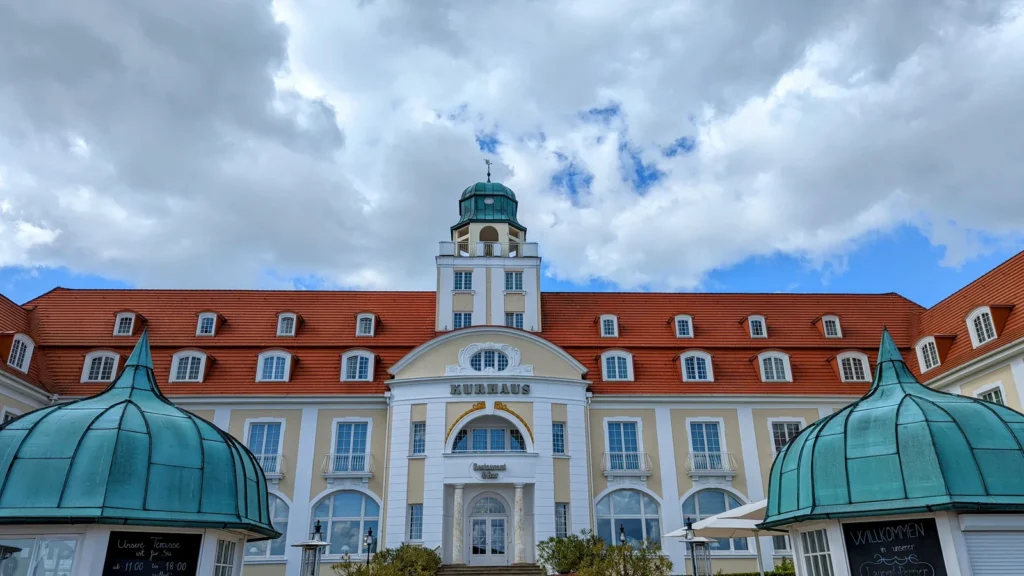 Kurhaus Binz mit Turm und den beiden Pavillons mit grünen Kuppeldächern