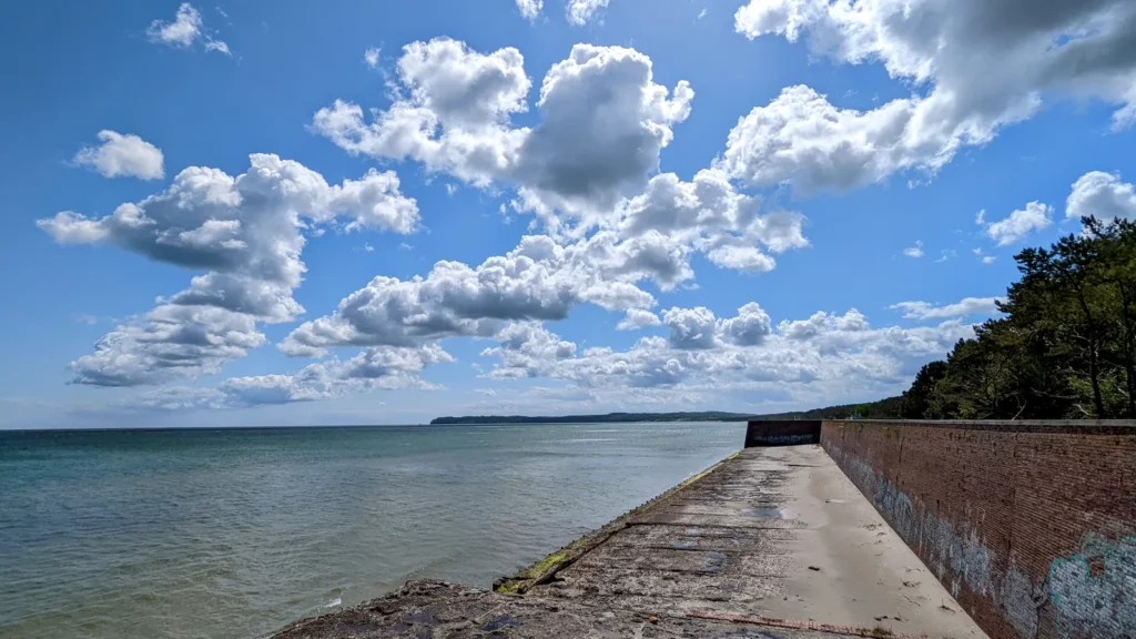 Kaimauer von Prora, die über den Strand hinaus in die Prorer Wiek ragt