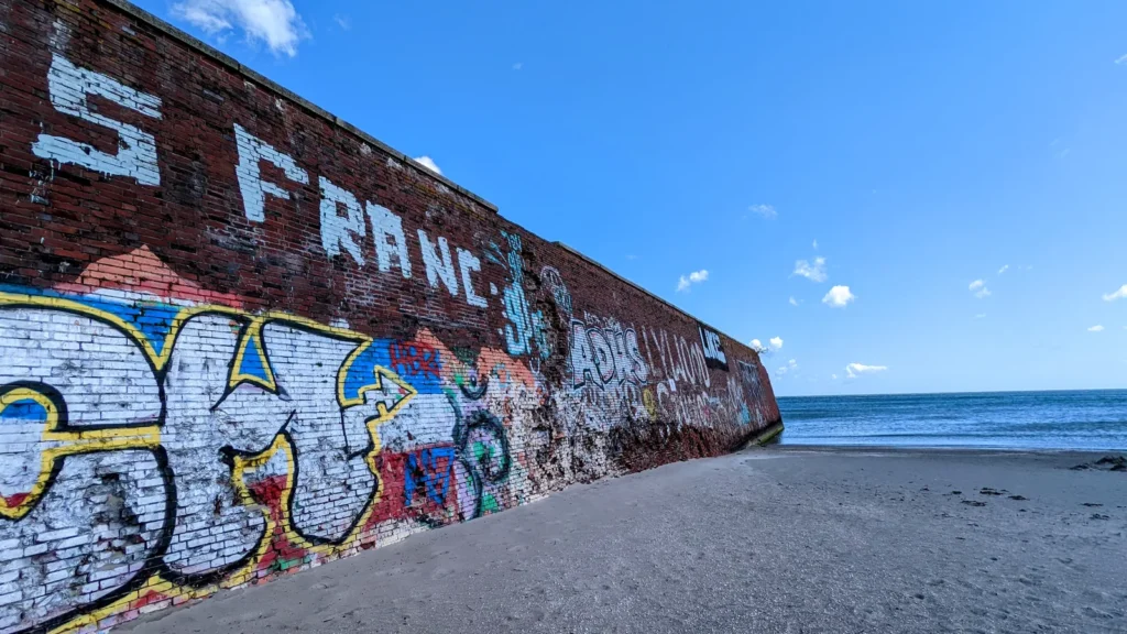 Rest der Kaimauer des KdF-Seebads am Strand von Prora, lange Klinkerwand mit Graffiti