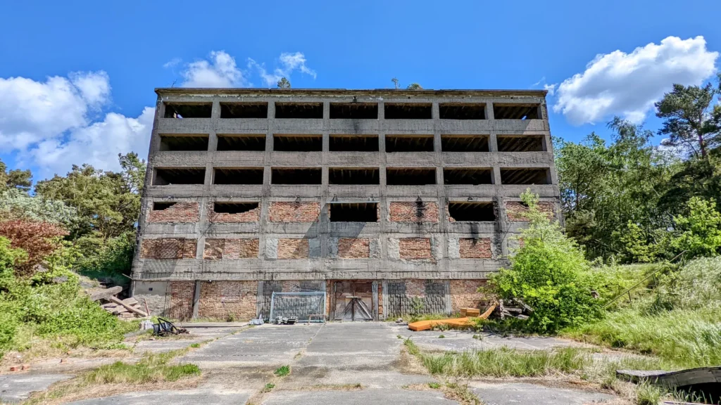 Ruine eines Betonbaus mit offenen Geschossen im Norden von Prora