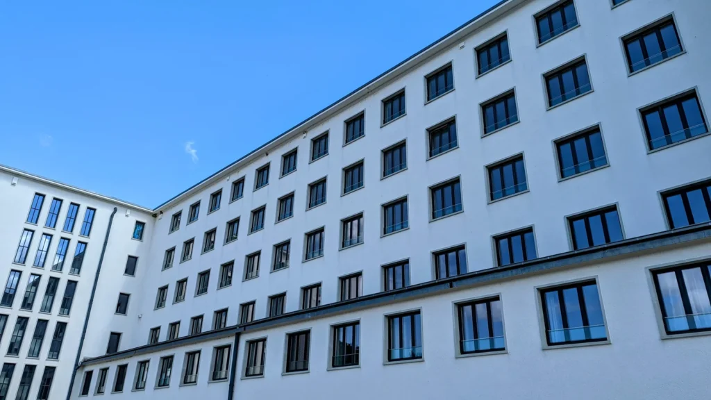 Sanierte weiße Fassade eines Blocks in Prora mit neuen Fenstern