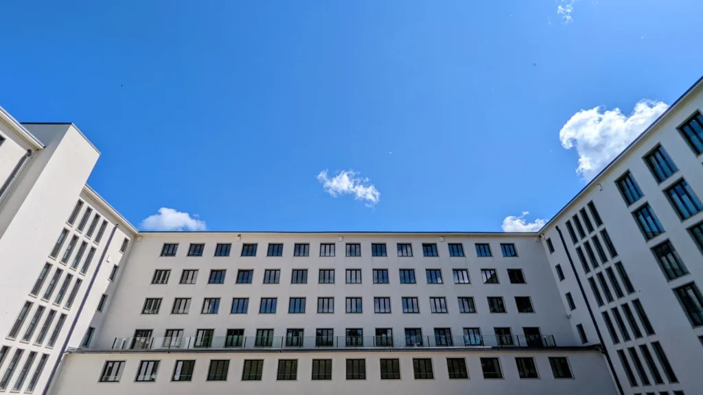 Sanierte weiße Blöcke von Prora um einen Innenhof