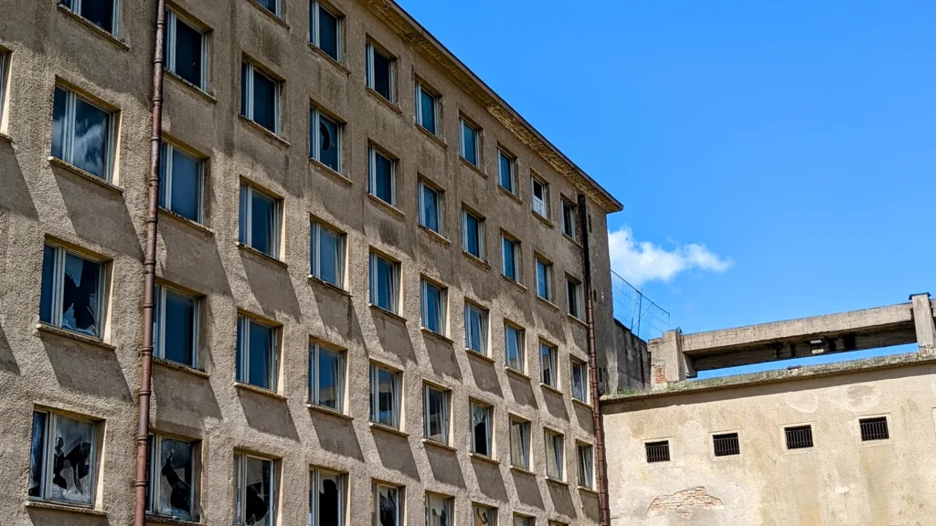Unsanierte Fassade in Prora mit zerbrochenen Fenstern