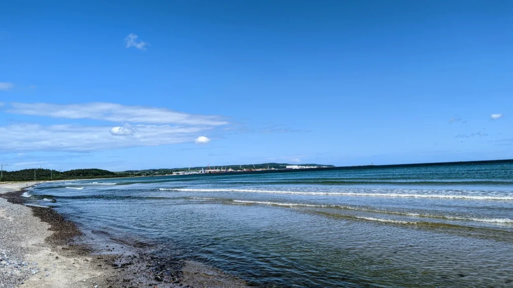 Strand an der Prorer Wiek, in der Ferne Sassnitz