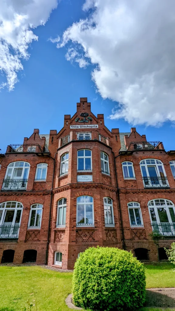 Backsteinvilla mit dem Schriftzug Villa Glückspilz und Pilzen am Giebel in Binz