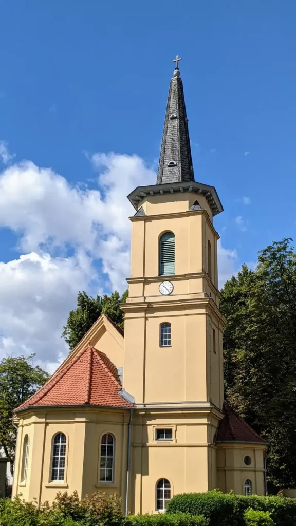 Gelb verputzte barocke Dorfkirche Bohnsdorf mit Turm auf dem Dorfplatz