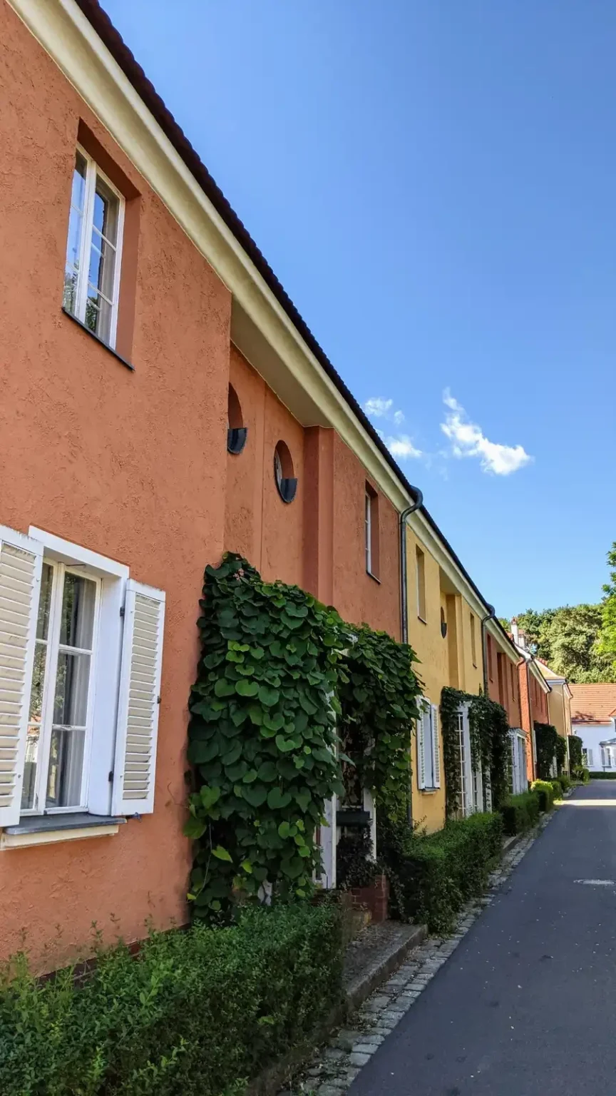 Farbig gestrichene Reihenhäuser von Bruno Taut in der Gartenstadt Falkenberg in Bohnsdorf