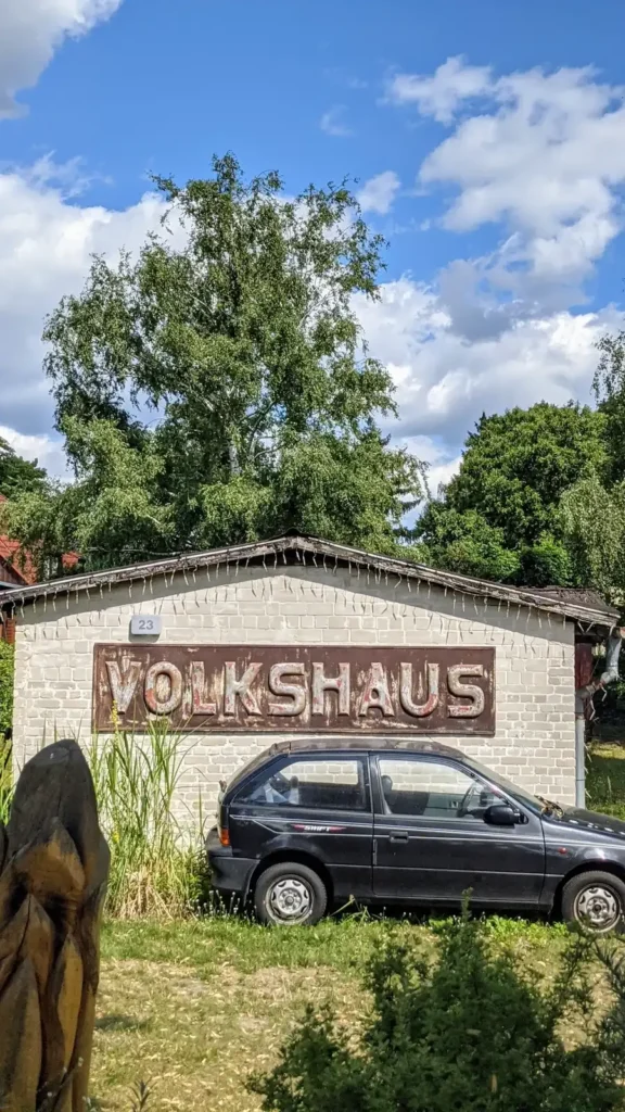 Haus mit dem Schriftzug Volkshaus in der Dahmestraße in Bohnsdorf, heute KiezCentrum
