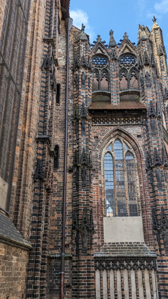 Reich verzierter Schaugiebel der Nordkapelle von St. Katharinen mit Maßwerk aus dunklem und rotem Backstein