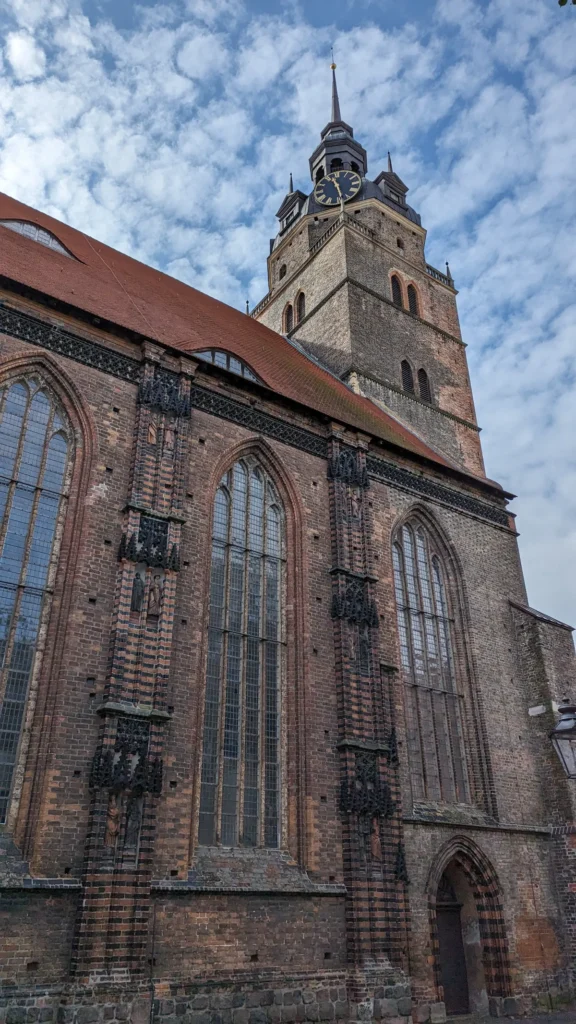 Backsteinkirche St. Katharinen in Brandenburg an der Havel mit hohen Fenstern und dem Turm mit barocker Haube