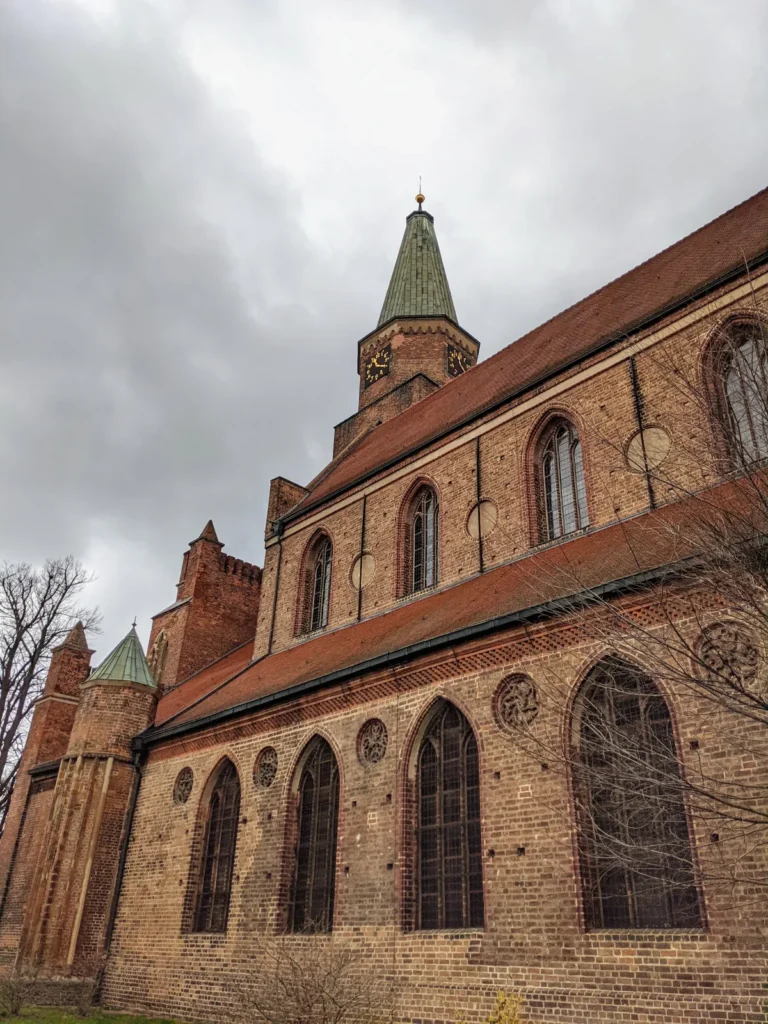 Südseite des Doms St. Peter und Paul in Brandenburg an der Havel, Backstein mit hohen Spitzbogenfenstern und Turm