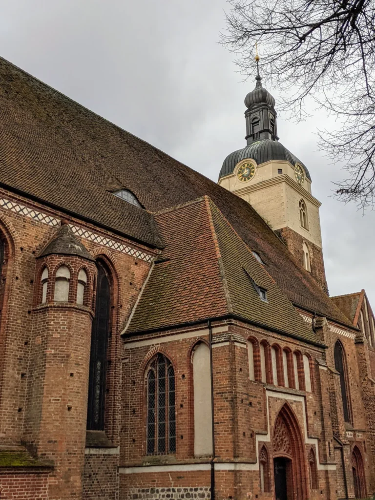 Kirche St. Gotthardt in der Altstadt von Brandenburg an der Havel, Backsteinbau mit Turm und barocker Haube