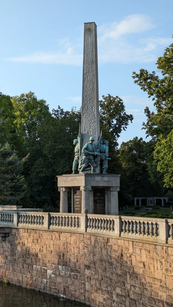 Sowjetisches Ehrenmal an der Steintorbrücke: ein Obelisk mit Bronzefiguren über einer Ufermauer am Kanal
