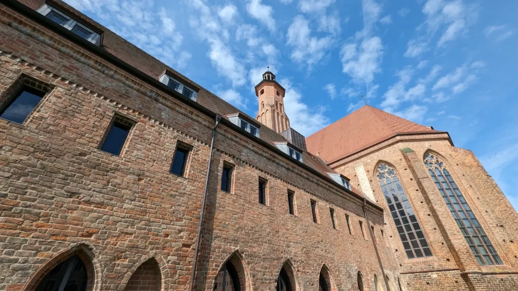 Langer Backsteinflügel des Pauliklosters in Brandenburg an der Havel, dahinter der Chor der Klosterkirche