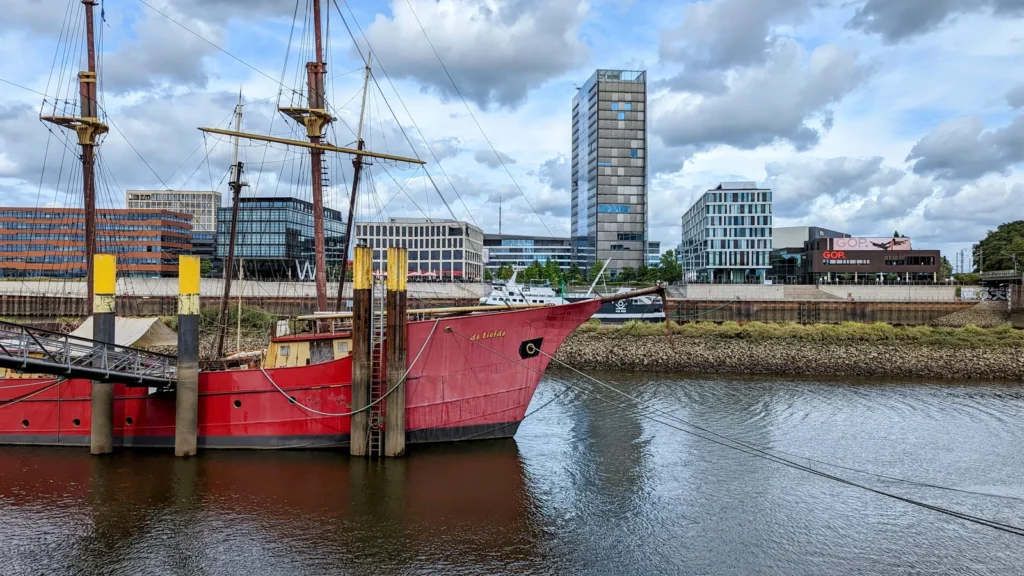 Roter Dreimaster am Weserufer in Bremen