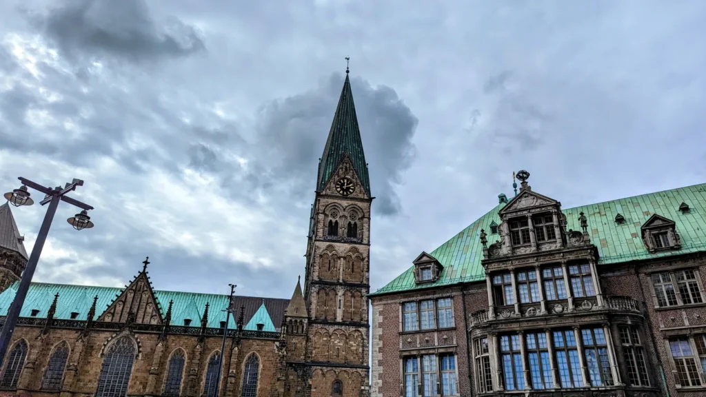 Turm des St.-Petri-Doms mit Uhr und einem angrenzenden Gebäude in Bremen