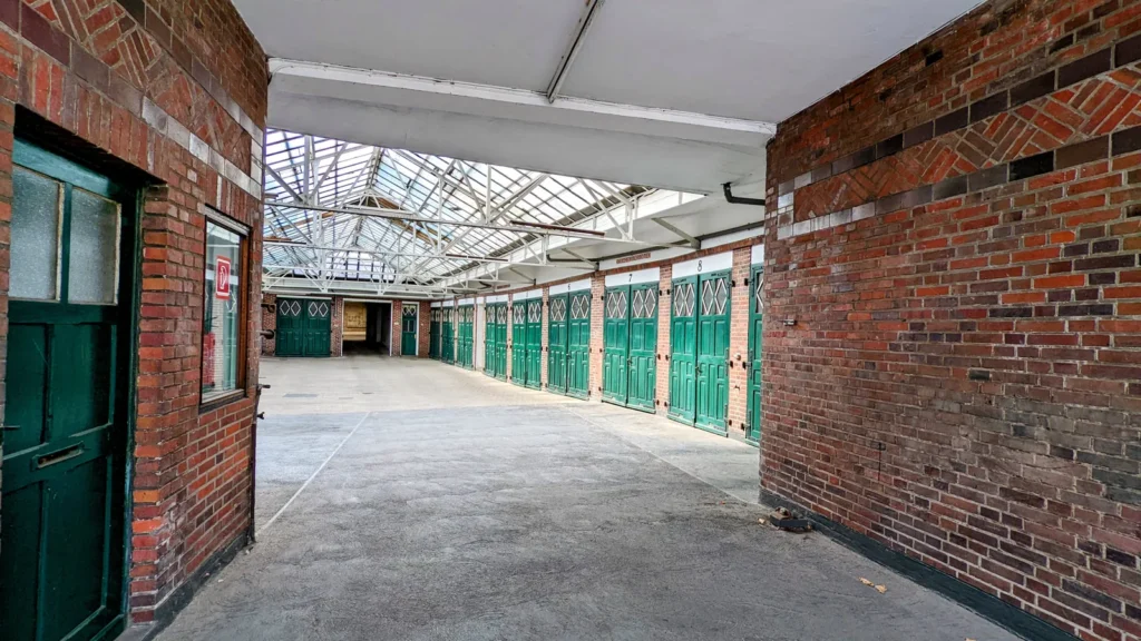 Großgarage Hinsch in der Kreuzstraße in Bremen mit grünen Holztoren