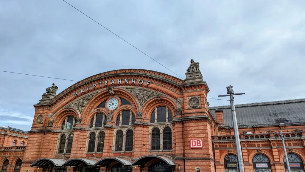 Hauptbahnhof Bremen, Gesamtansicht der Backsteinfassade