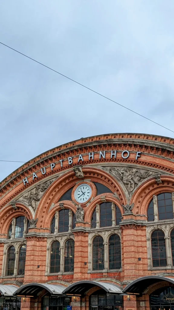 Eingang des Hauptbahnhofs Bremen mit Uhr und Schriftzug