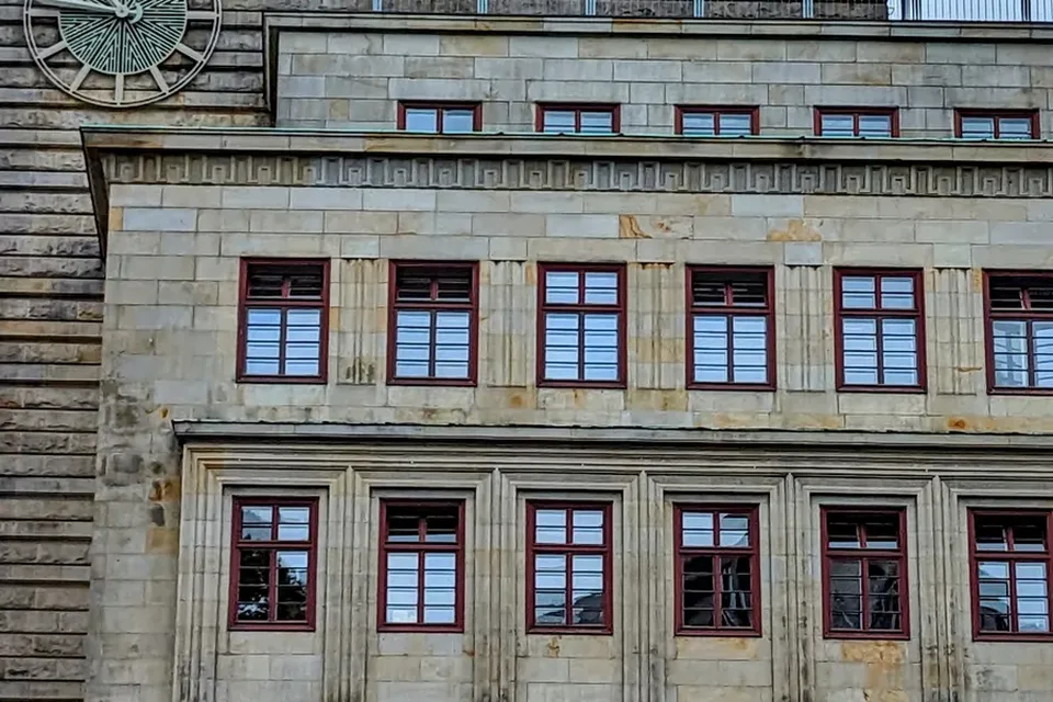 Sandsteinfassade des Haus des Reichs mit Fensterreihen am Rudolf-Hilferding-Platz in Bremen