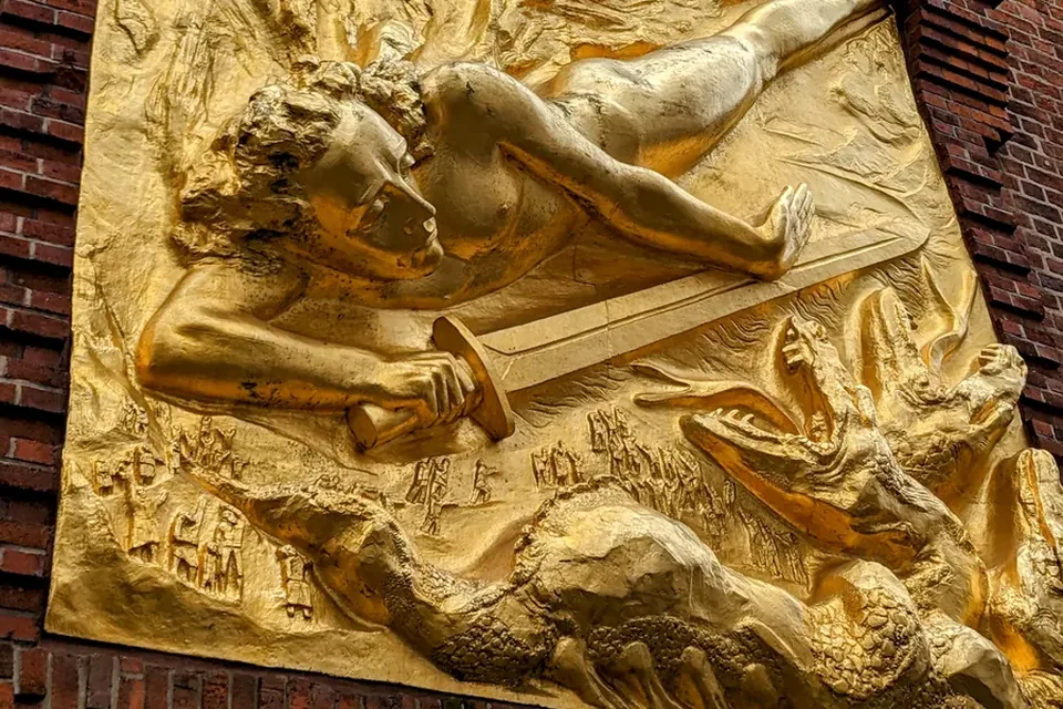 Vergoldetes Relief Lichtbringer von Bernhard Hoetger an der Böttcherstraße in Bremen