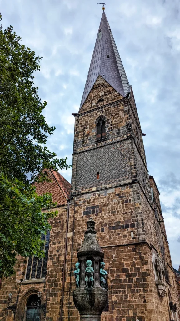 Unser Lieben Frauen Kirche in Bremen mit dunklem Turm