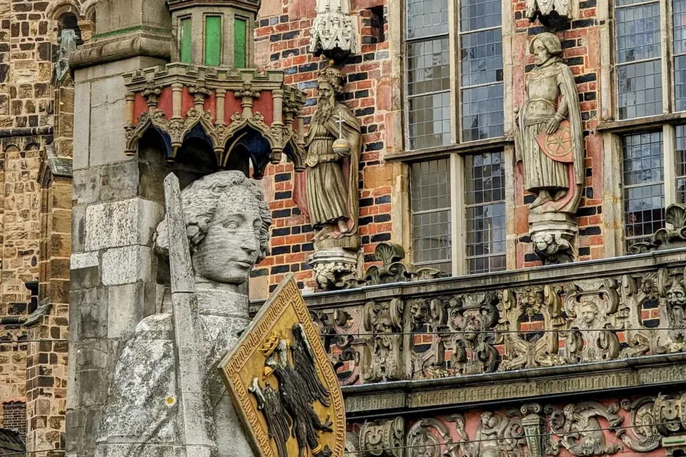 Kopf des Bremer Rolands mit Schwert und Schild vor der Rathausfassade