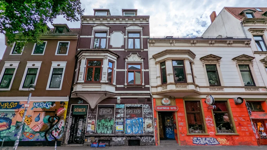 Ladenzeile am Steintor in Bremen mit bemalten Fassaden und Graffiti