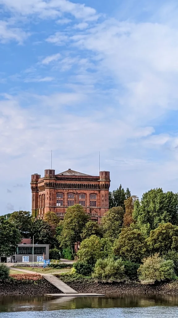 Wasserturm auf dem Werder in Bremen, Blick über die Weser auf den Backsteinbau