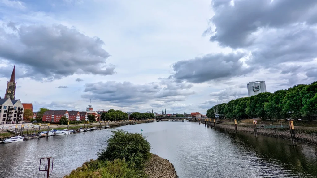 Weserpromenade mit grünen Böschungen in Bremen