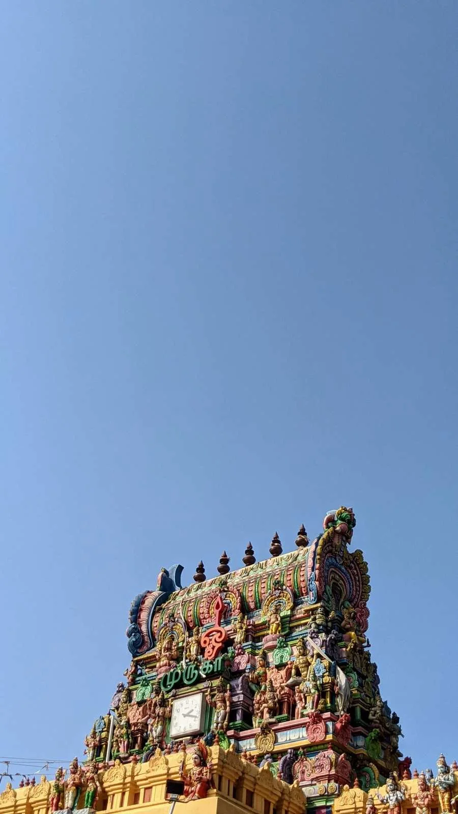 Bunt bemalter Torturm des Sri Mayurapathy Murugan Tempels an der Blaschkoallee in Britz