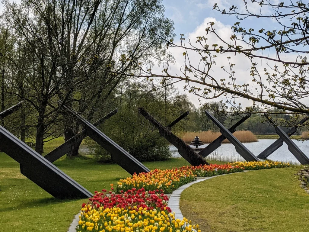 Tulpenbeet mit dunklen Stahlelementen am Seeufer im Britzer Garten in Britz